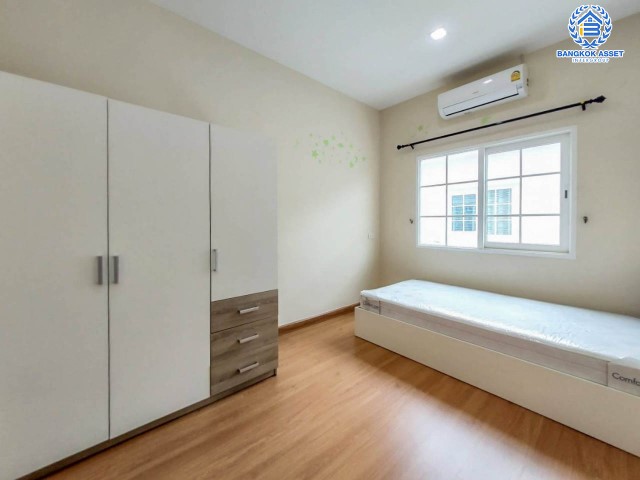 *****ทาวน์เฮ้าส์มือสองย่านเมืองทอง ม.โกลเด้นซิตี้ แจ้งวัฒนะ-เมืองทอง เนื้อที่กว้าง 19 ตร.ว. ฟังก์ชัน 4 ห้องนอน 3 ห้องน้ำ ที่จอดรถ 2 คัน ฟรี! เครื่องปรับอากาศ 4 เครื่อง ลงเสาเข็ม ต่อเติมพร้อมเข้าอยู่ได้ทันที ทำเลเดินทางสะดวก ใกล้รถไฟฟ้าสายสีชมพู "สถานีปากเกร็ด" และจุดขึ้นทางด่วน "อุดรรัถยา" จองเลย!